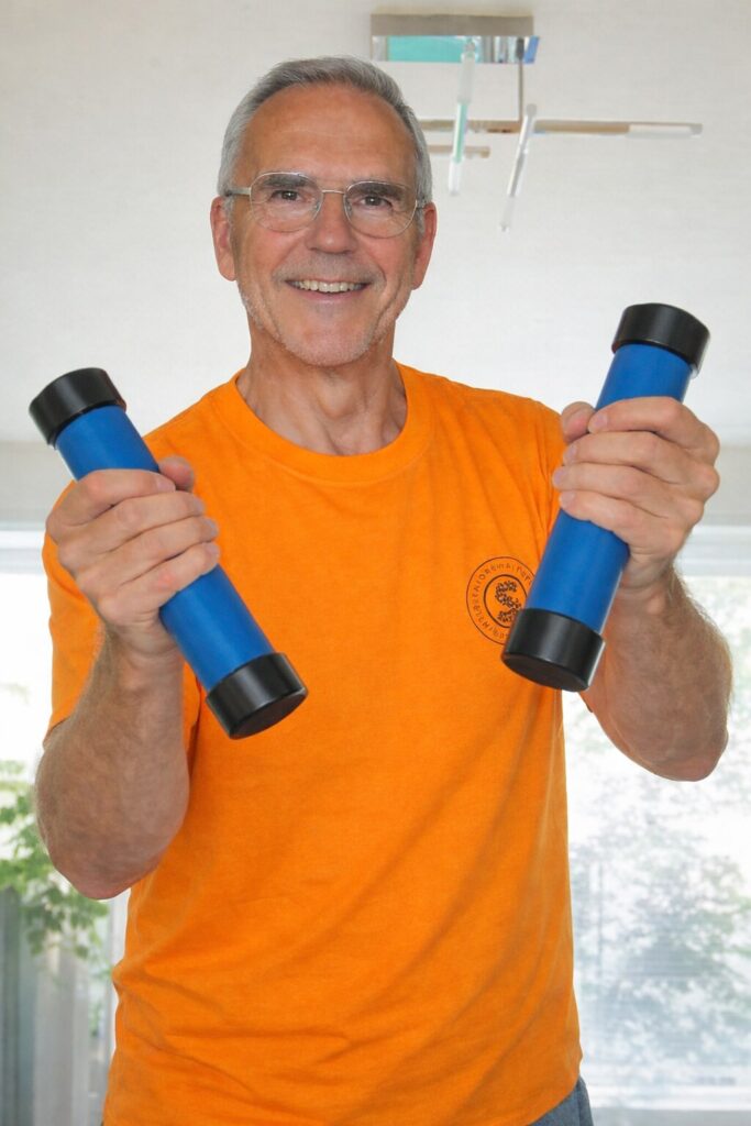Axel Richter zeigt FOX Reaktivkraft-Hanteln für ein gesundheitsorientiertes Training zur Förderung von Tiefenmuskulatur, Beweglichkeit, Haltung und Alltagsfitness bei Erwachsenen und Senioren.